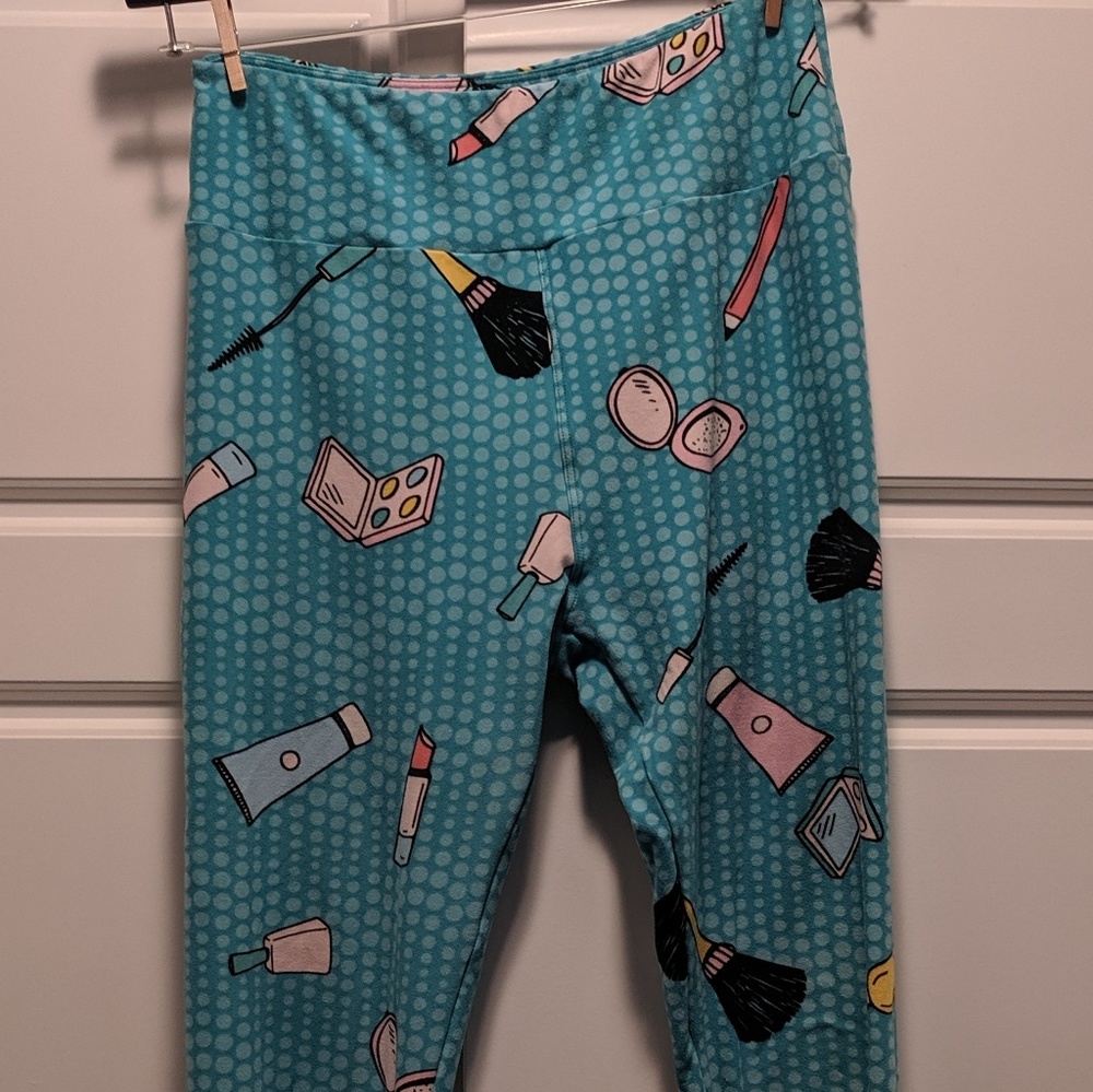 Lularoe turquoise makeup print leggings